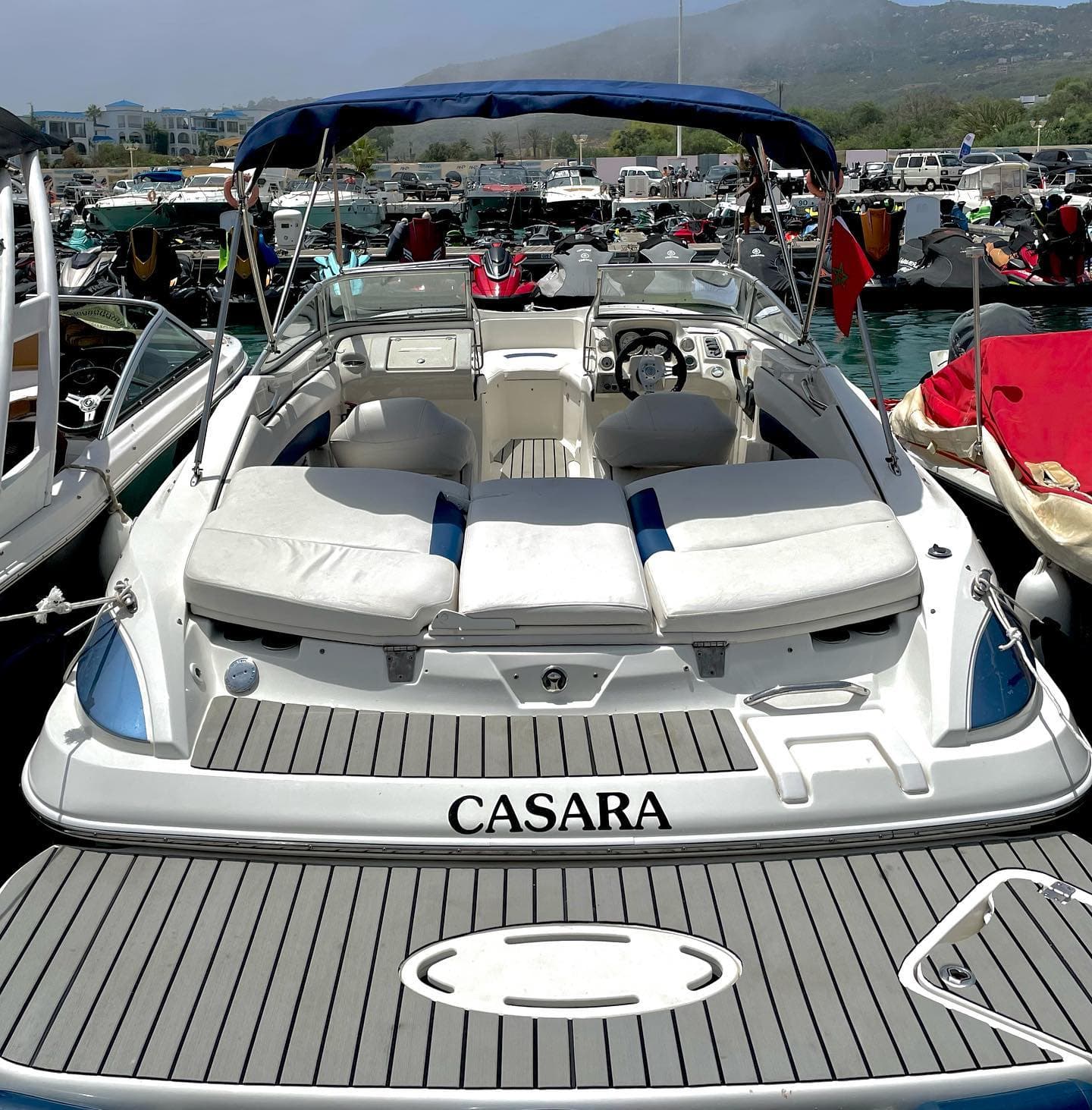 Sport boat Casara blanc et bleu marine à louer à Marina Smir