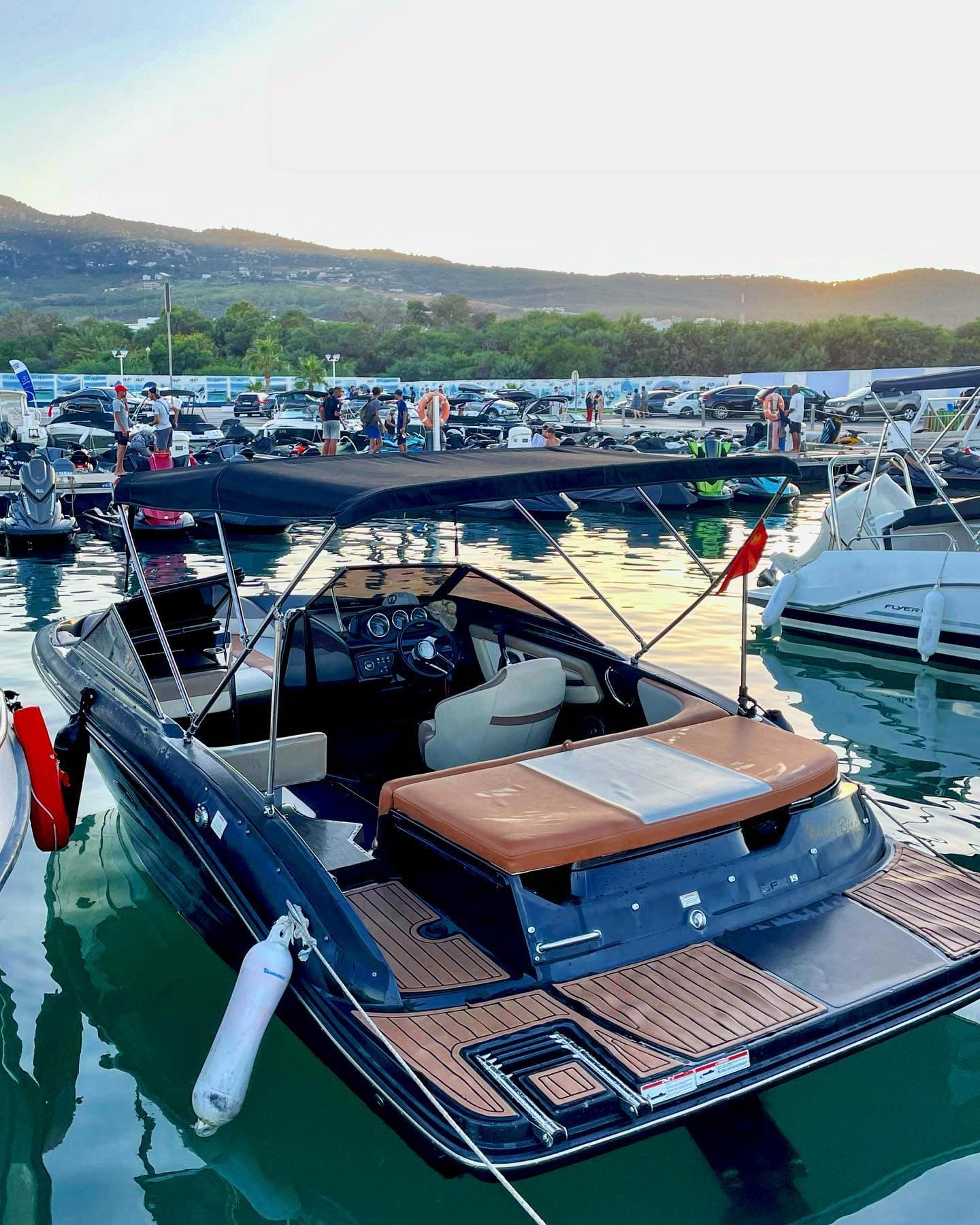 Sea Ray Bowrider noir à louer à Marina Smir — intérieur cuir cognac