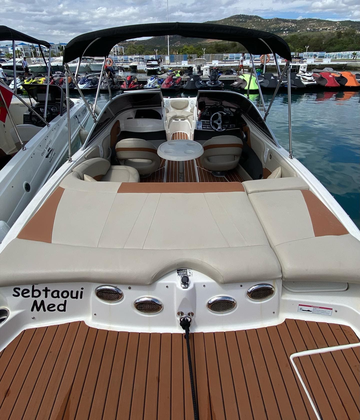 Bowrider Sebtaoui Med à Marina Smir — cuir crème et table centrale
